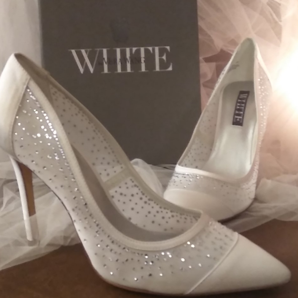 White By Vera Wang  Satin Crystal Pump 👠👠👠